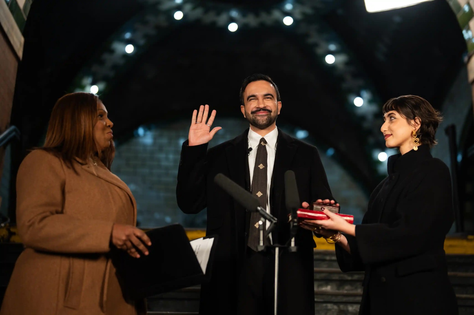 Jaksa Agung Negara Bagian New York, Letitia James, di sebelah kiri, memimpin pengucapan sumpah jabatan wali kota terpilih Zohran Mamdani, di tengah, sementara istrinya, Rama Duwaji, memegang Quran.