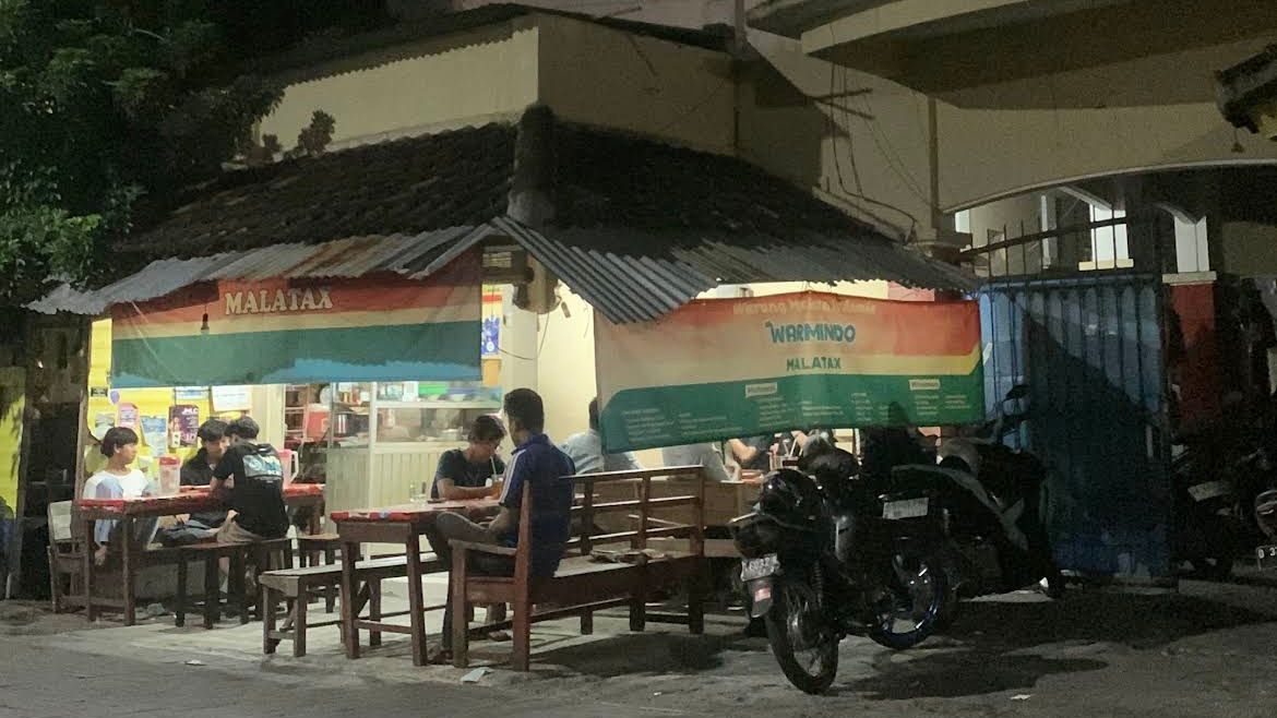Suasana malam hari di salah satu Warmindo / Burjo di Jogja (Gmaps/Farel)