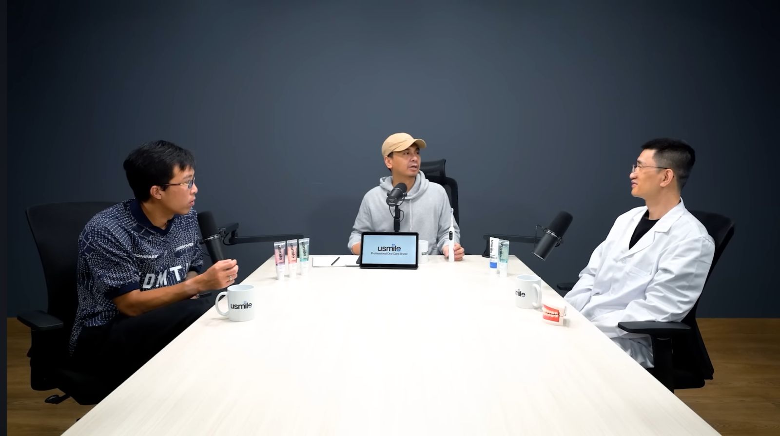 Dr. Tirta dalam YouTube Raditya Dika membahas kesehatan oral bersama dr. Liu Jitao menggunakan bahasa Inggris. (Youtube/Raditya Dika)