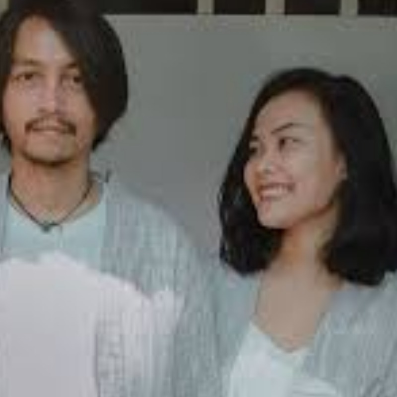 Potret penyanyi Fiersa Besari bersama sang istri, Aqia, yang tengah menjalani pemulihan usai insiden tertabrak mobil di kawasan Stasiun Gambir, Jakarta Pusat.&rdquo; (Sumber: berbagai sumber)