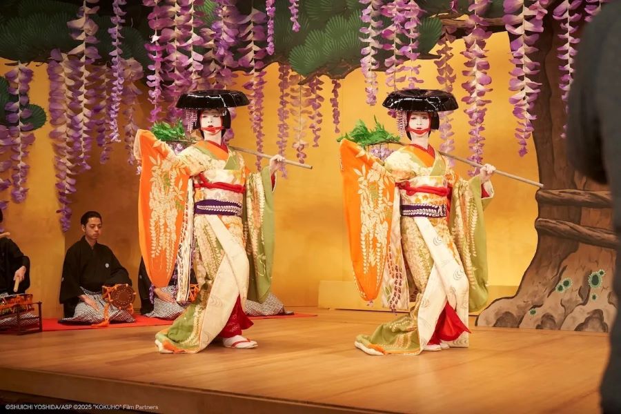 Penampilan Ryo Yoshizawa dan Ryusei Yokohama memainkan the wisteria maiden di film Kokuho (&copy;️SHUICHI YOSHIDA/ASP &copy;️2025 &ldquo;KOKUHO&rdquo; Film Partners)