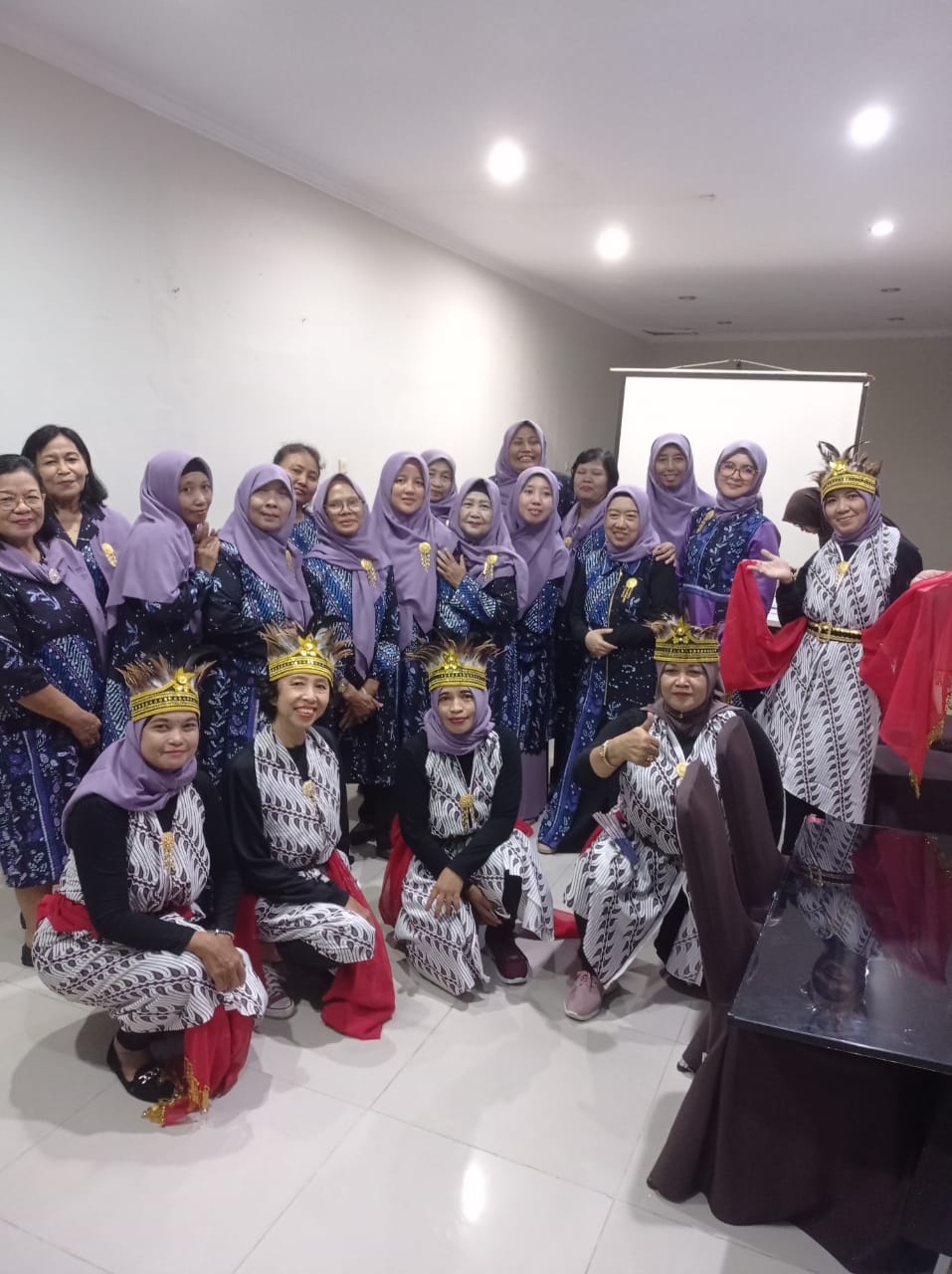 Ibu-ibu PKK RT 13 Kocoran ikut memeriahkan Konco Ngopi dengan pentas Perahu Layar, di Joglo Resto Hotel Cakra Kusuma, Jalan Kaliurang KM 5, pada Sabtu (10/1/2026) malam.