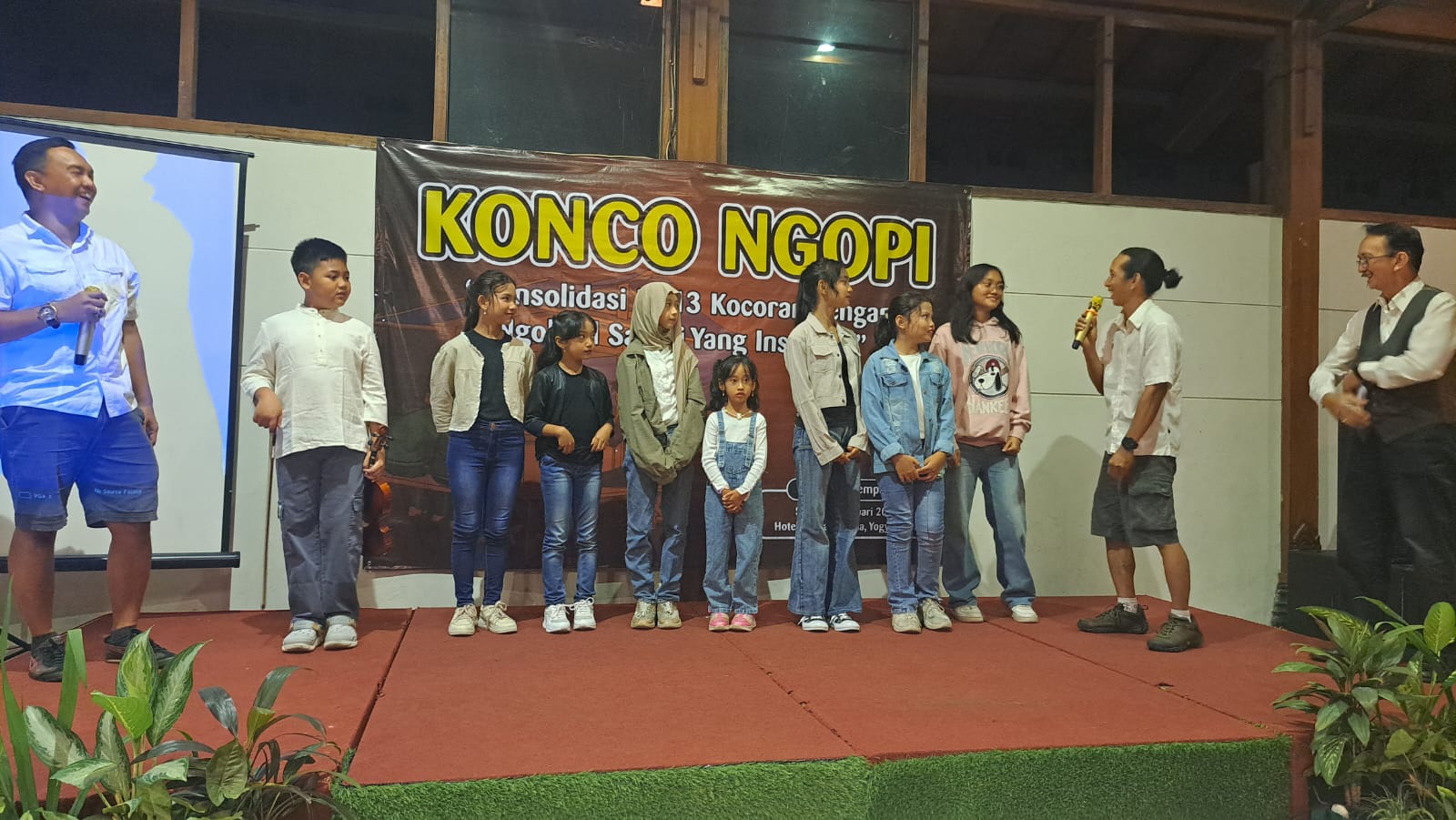 Warga RT 13 Kocoran usai pentas seni, di Joglo Resto Hotel Cakra Kusuma, Jalan Kaliurang KM 5, pada Sabtu (10/1/2026) malam.