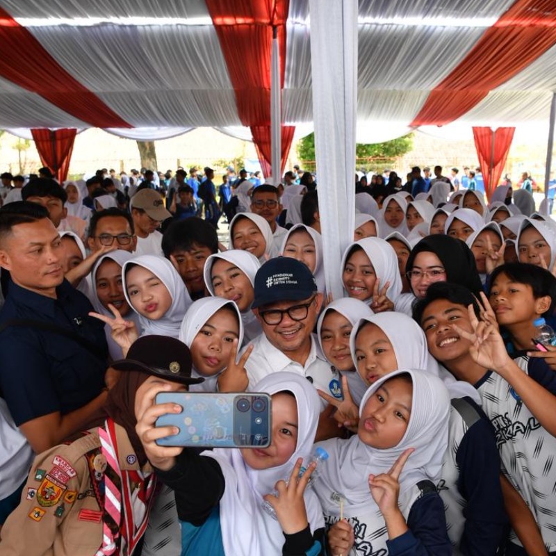 Potret kegiatan deklarasi Gerakan Rukun Sama Teman bersama ratusan siswa SMP Negeri 1 Tarogong Kaler, Kabupaten Garut, Jawa Barat.&rdquo; (Sumber: Kemendikdasmen)