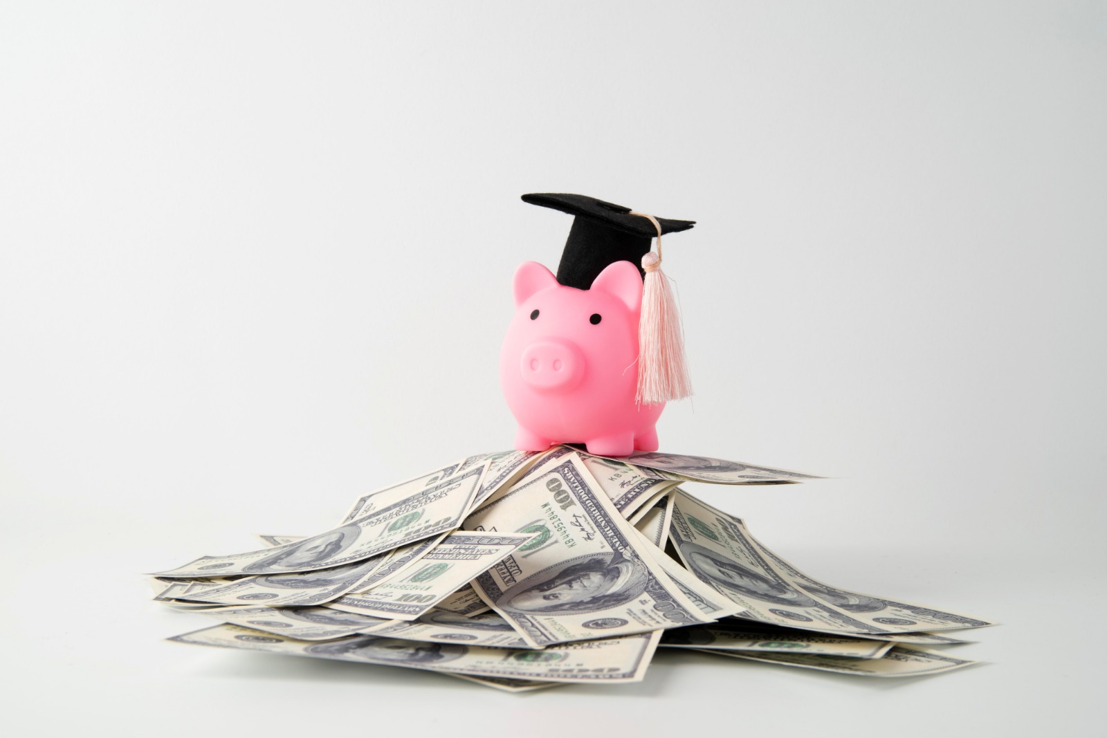 Ilustrasi pengelolaan keuangan mahasiswa yang cerdas dapat membantu mencapai tujuan finansial meski dengan uang saku terbatas (AI/Freepik)