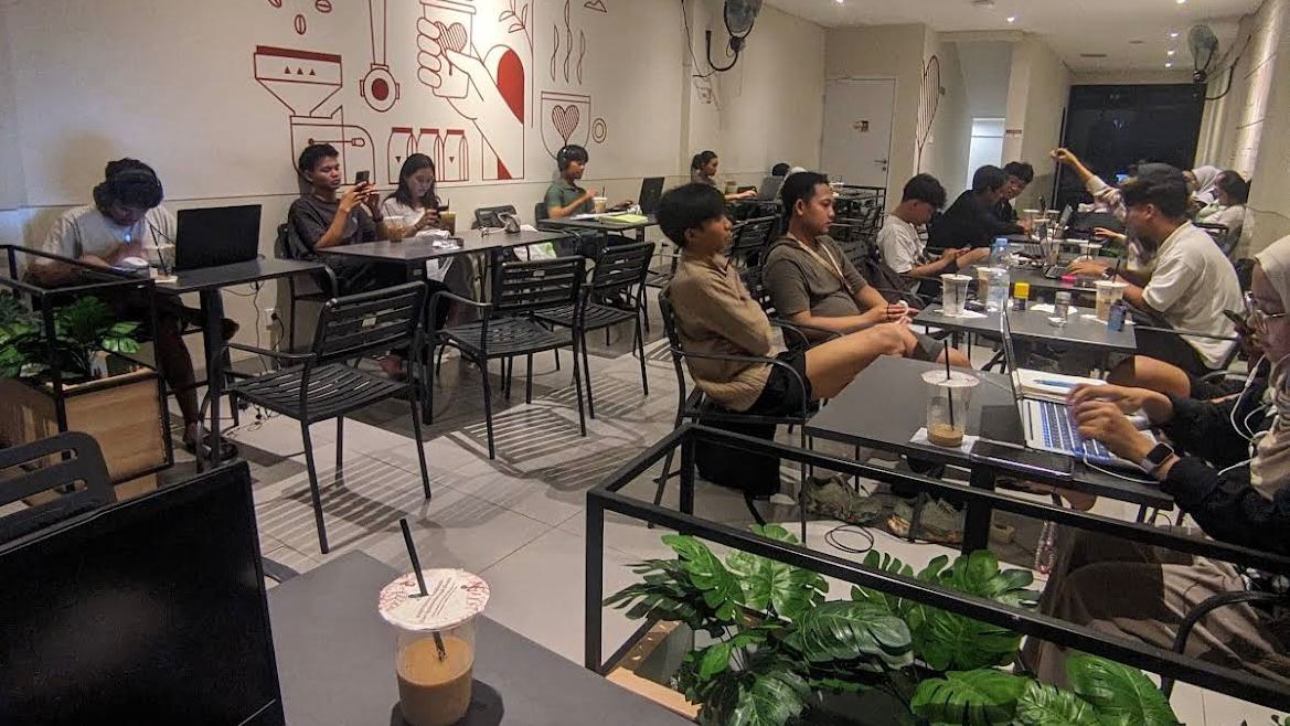 Coffee shop menjadi tempat perkumpulan favorit bagi generasi muda untuk sekedar nongkrong atau sambil nugas. (Google Maps)