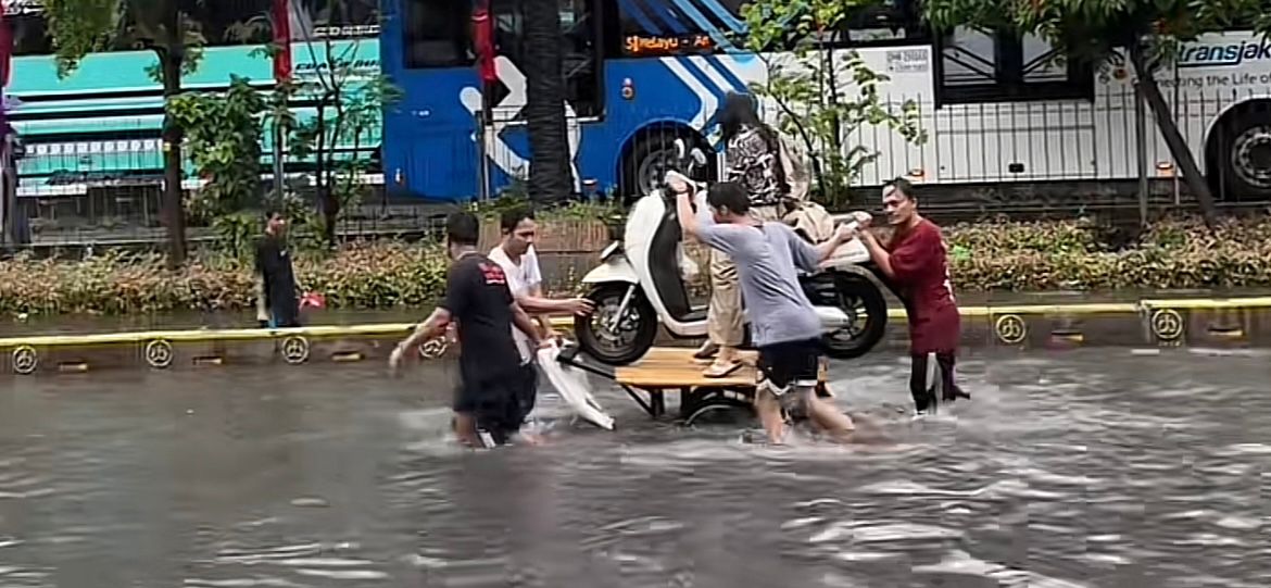 Banjir kembali menggenangi sejumlah ruas jalan di Jakarta, Senin (12/1/2026). Warga bahu-membahu mengevakuasi kendaraan agar tetap bisa melintas di tengah genangan air. (Tiktok/Mhmmdryann._)