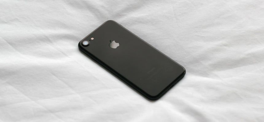 Meski kasur empuk, kebiasaan melempar Iphone ke kasur berpotensi kuat merusak sistem kamera. (Memory Foam Warehouse)