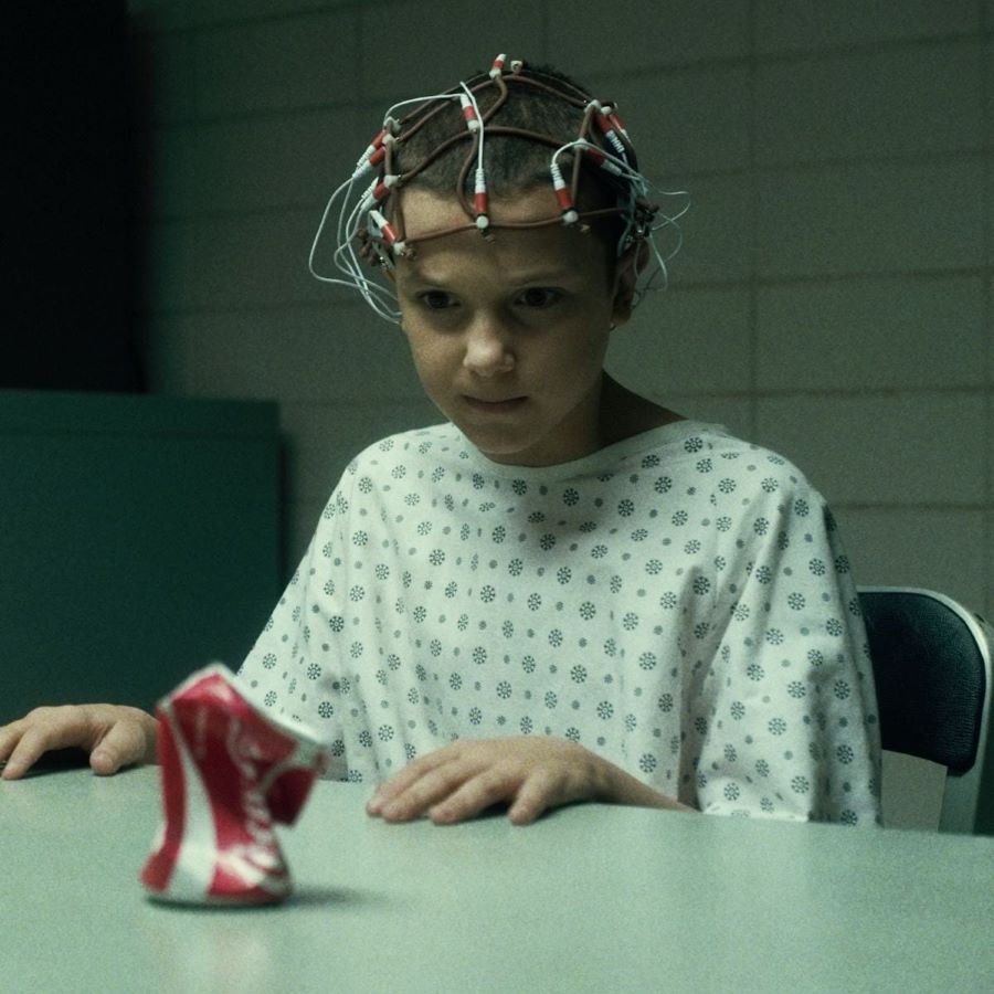 Eleven saat menjadi objek eksperimen di Laboratorium Hawkins dalam serial Stranger Things (Bustle)