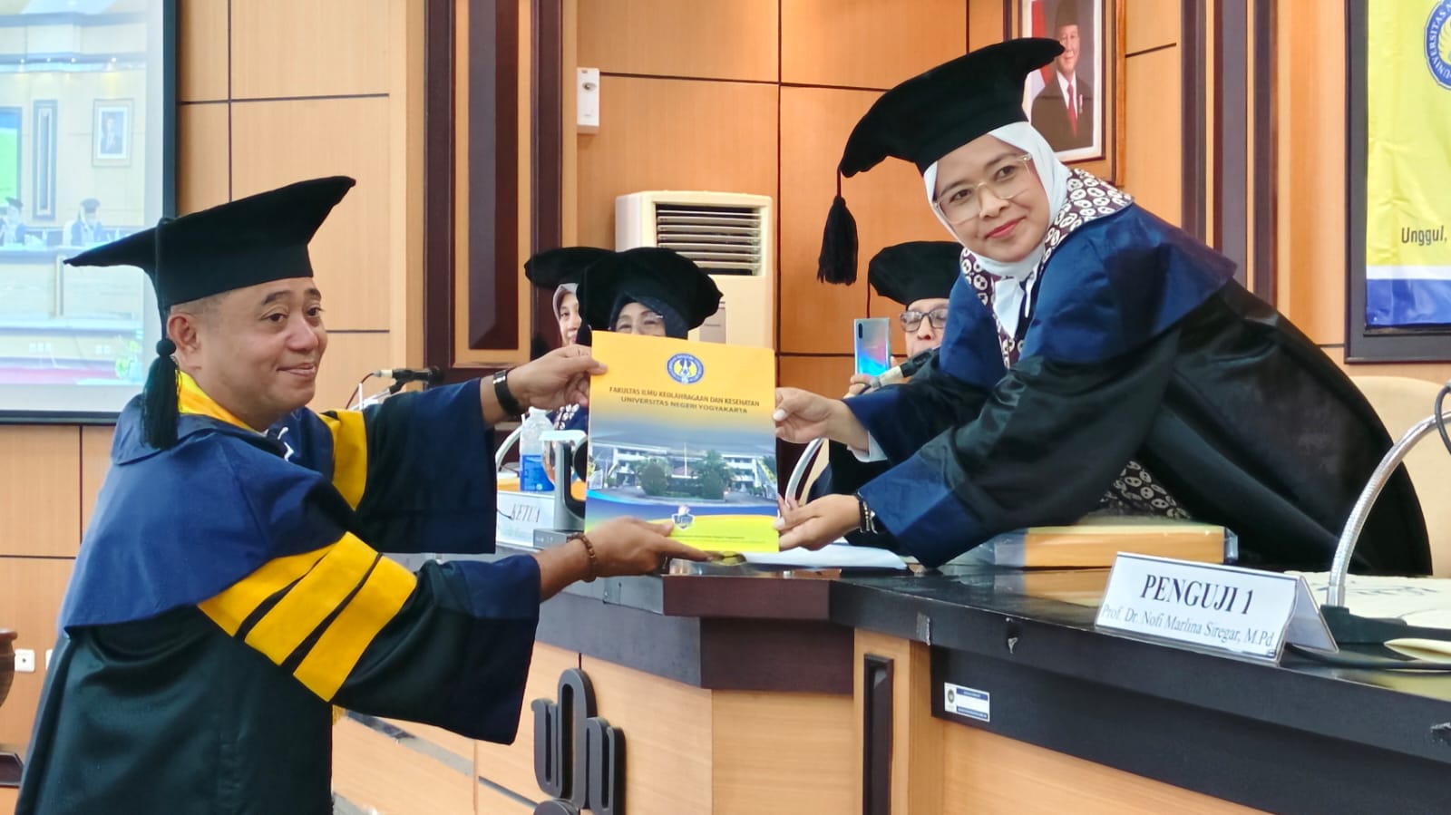 Syukron Arif Muttaqien (kiri) meraih gelar Doktor Ilmu Olahraga di Universitas Negeri Yogyakarta (UNY), Rabu (14/1).