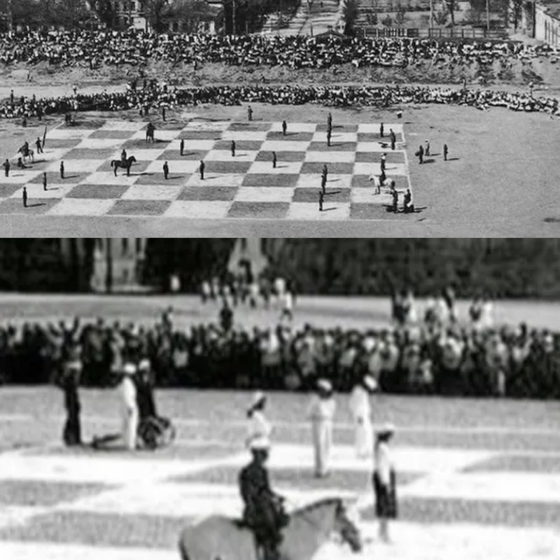 Potret pertandingan catur manusia di Rusia pada 1924 yang digelar di ruang publik sebagai atraksi massal.&rdquo; (Sumber: kolase berbagai sumber)