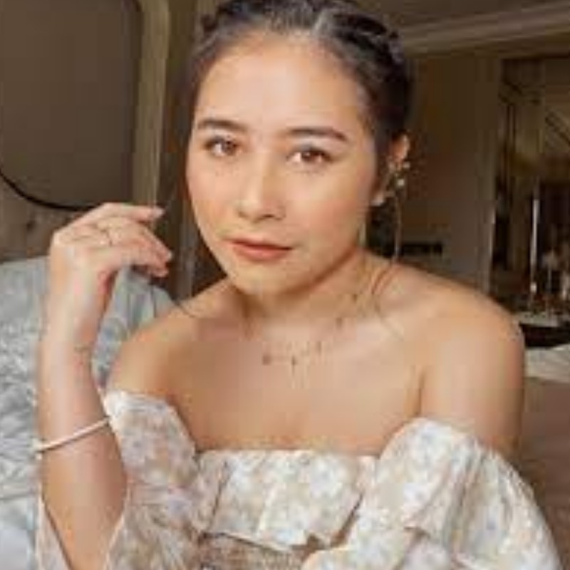 Sosok Prilly Latuconsina, artis multitalenta yang memilih mundur dari Sinemaku Pictures demi membangun ruang kreatif yang lebih mandiri.&rdquo; (Sumber: Instagram @prillylatuconsina96)