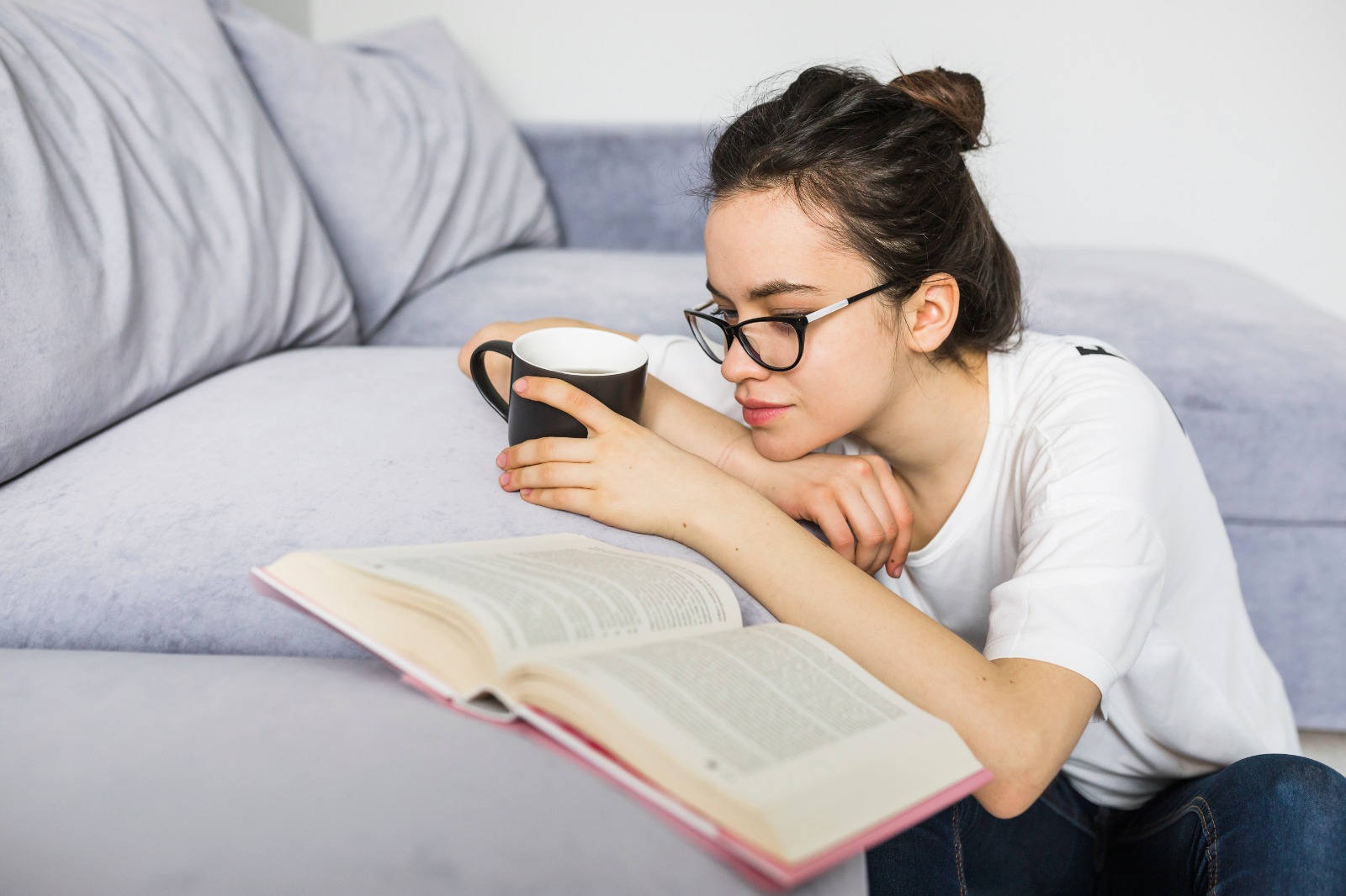 Aktivitas membaca buku disela waktu. (Freepik)