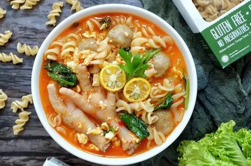 Ilustrasi terlalu sering makan seblak? Ini bahaya yang jarang disadari untuk kesehatan. (Pinterest)