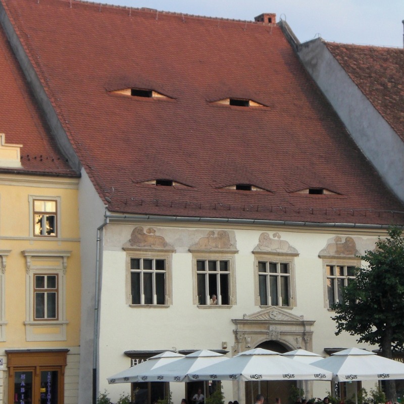 Penampakan atap rumah di Kota Sibiu, Rumania, dengan jendela menyerupai mata yang ikonik. &ldquo;(Sumber: Pinterest)