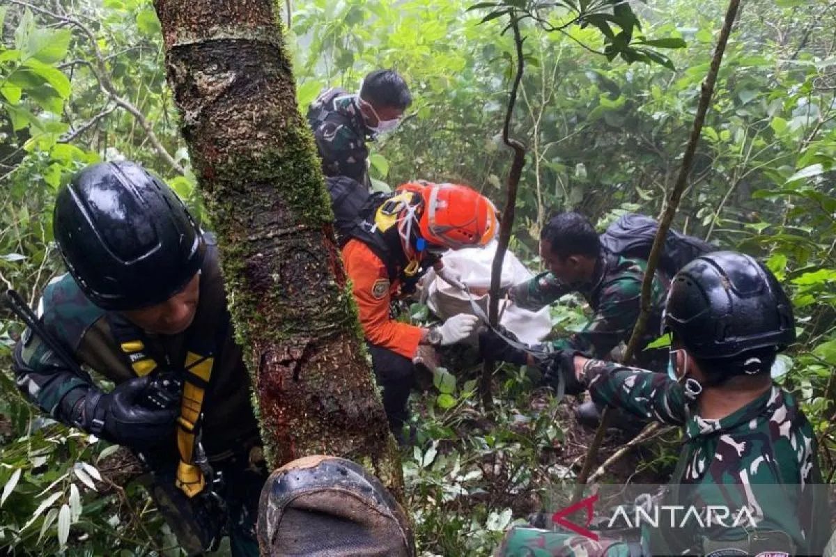 Ilustrasi evakuasi korban pesawat ATR 42-500 dari jurang 200 meter libatkan helikopter basarnas. (Dilansir dari Antara News)