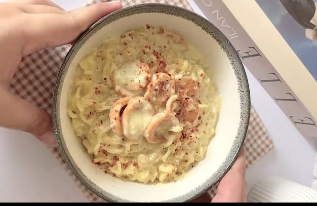 Hack Indomie Carbonara. (Tiktok/@luluahasan_)