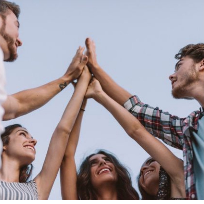 &ldquo;Ilustrasi seseorang yang mampu beradaptasi dalam pergaulan sehingga lebih mudah membangun dan memiliki teman.&rdquo; (Sumber: Pinterest)