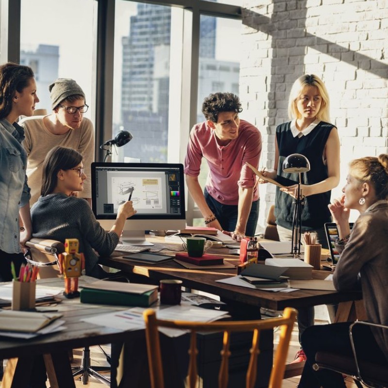 &ldquo;Ilustrasi dunia kerja, di mana kecerdasan emosional membantu individu menghadapi tekanan dan dinamika profesional.&rdquo; (Sumber: Pinterest)