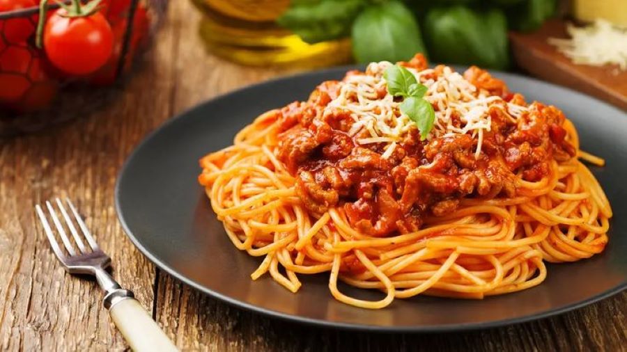 Spaghetti saus bolognese yang kaya akan perpaduan tomat dan daging (pinterest)