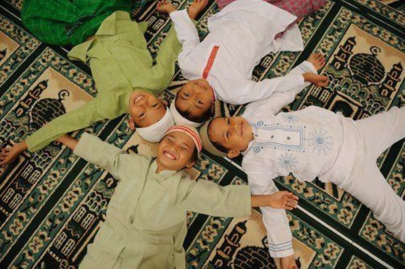 Ilustrasi mengajak anak berpuasa dengan cara lembut dan bertahap. (Pinterest)