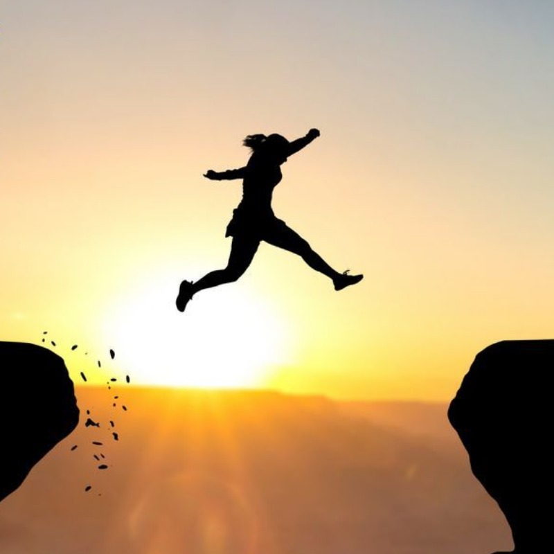Ilustrasi seseorang melompat untuk menggapai tempat lain sebagai gambaran keberanian mengambil risiko demi perubahan hidup. (Sumber:Pinterest)