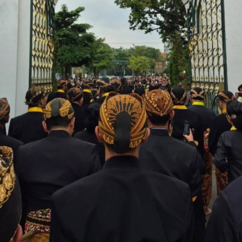 &ldquo;Ilustrasi masyarakat Jawa yang memegang prinsip hidup nrimo ing pandum, filosofi tentang ikhlas, syukur, dan ketenangan dalam menjalani hidup.&rdquo; (Sumber: Pinterest)