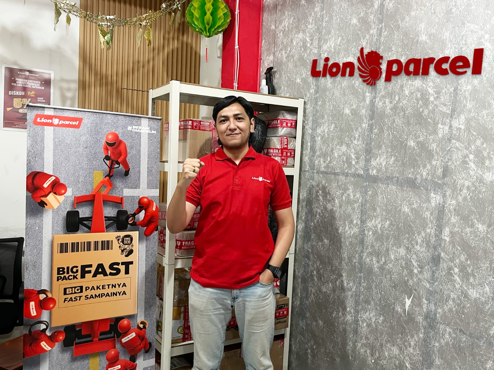 Syaiful Lukman Al Amari, pemilik agen Lion Parcel di Yogyakarta.