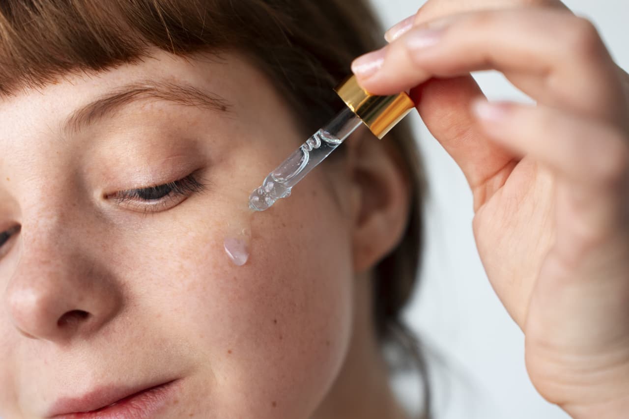 Ilustrasi Eksfoliasi dengan Serum. (Freepik)