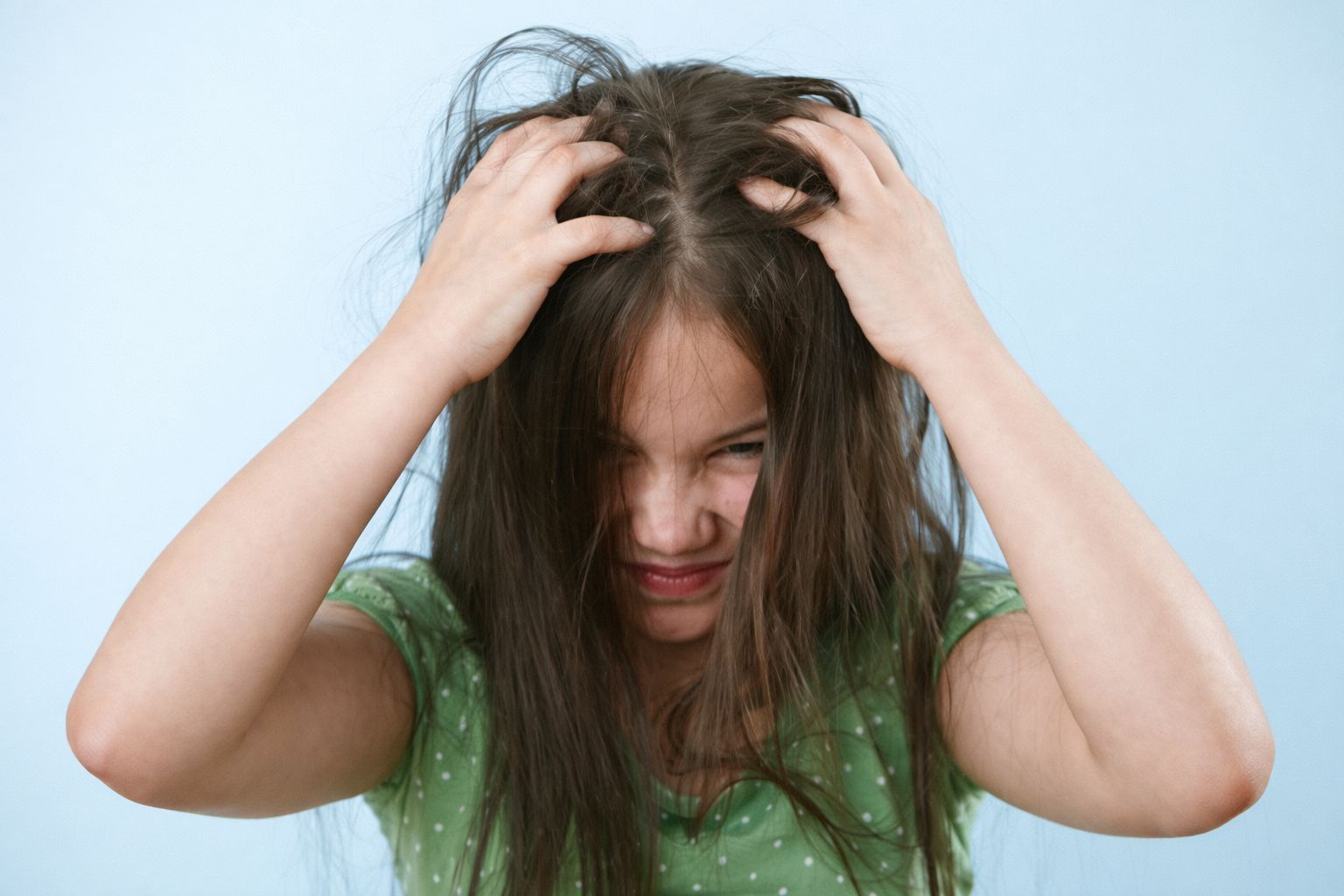 Ilustrasi cara ampuh mengatasi kutu rambut dengan aman. (Pinterest)