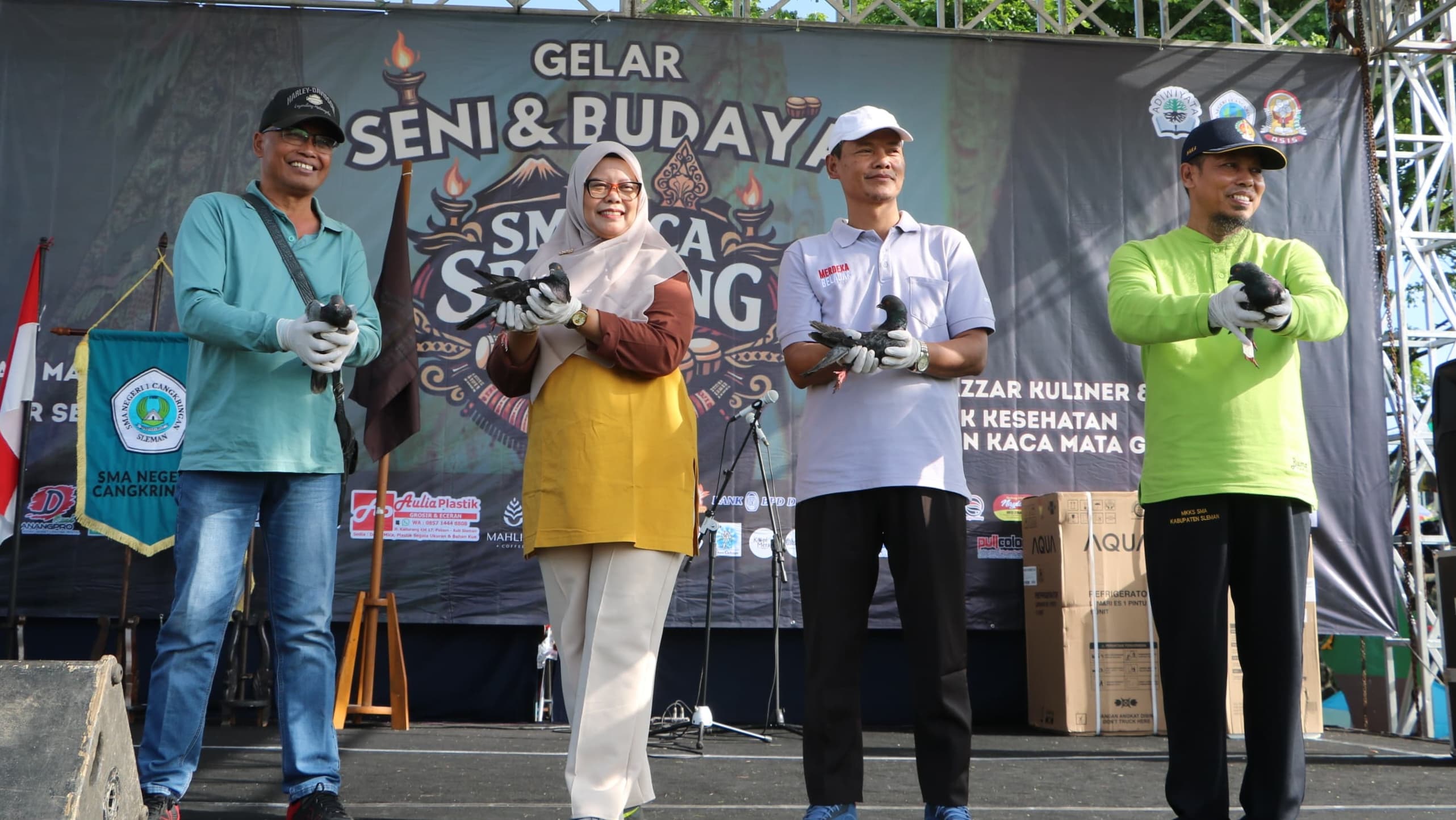 (dari kanan) Plt. Kepala SMAN 1 Cangkringan Hery Kurniawan Akhmad Ikhsan, Kepala Balai Pendidikan Menengah Sleman Pariyana, Pengawas Pembina Sri Suryani, dan Ketua Komite SMAN 1 Cangkringan Nurhadi.
