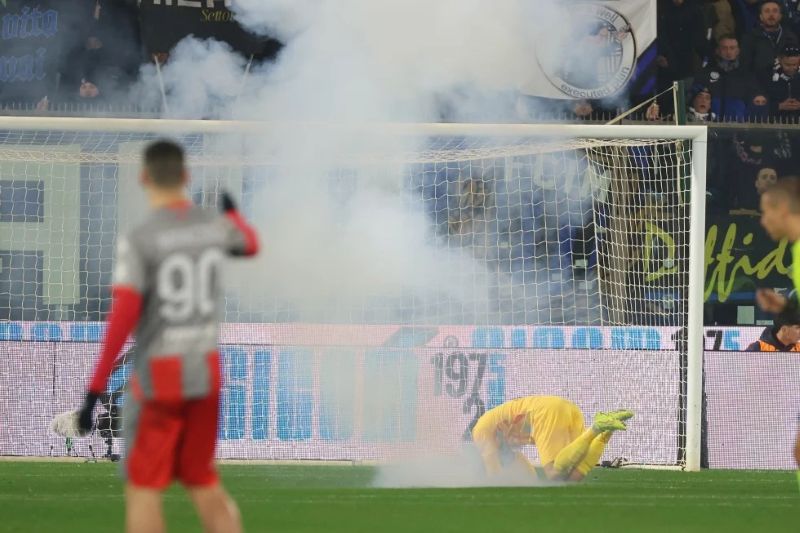 Gambar:  Emil Audero tergeletak di lapangan setelah insiden pelemparan petasan di pertandingan Cremonese vs Inter Milan .
