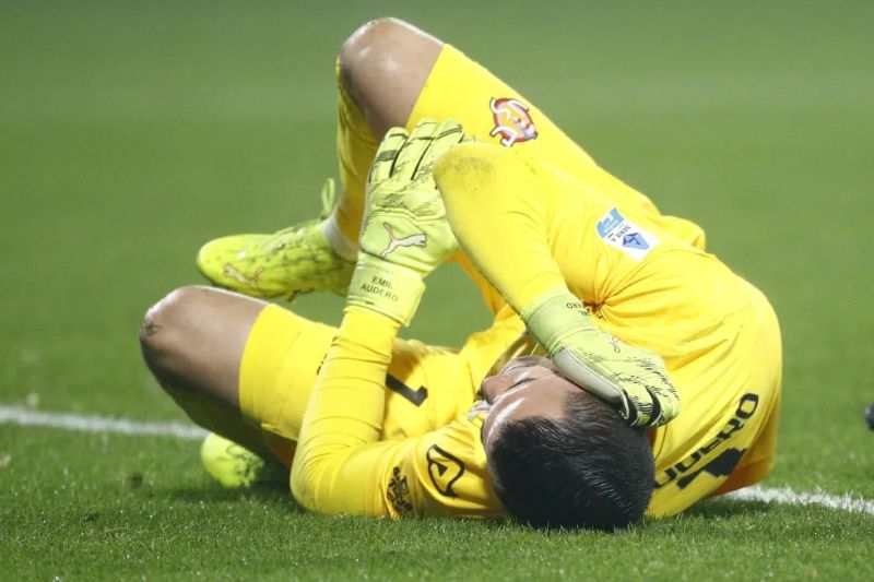 Emil Audero tersungkur di lapangan setelah insiden pelemparan petasan di pertandingan Cremonese vs Inter Milan .