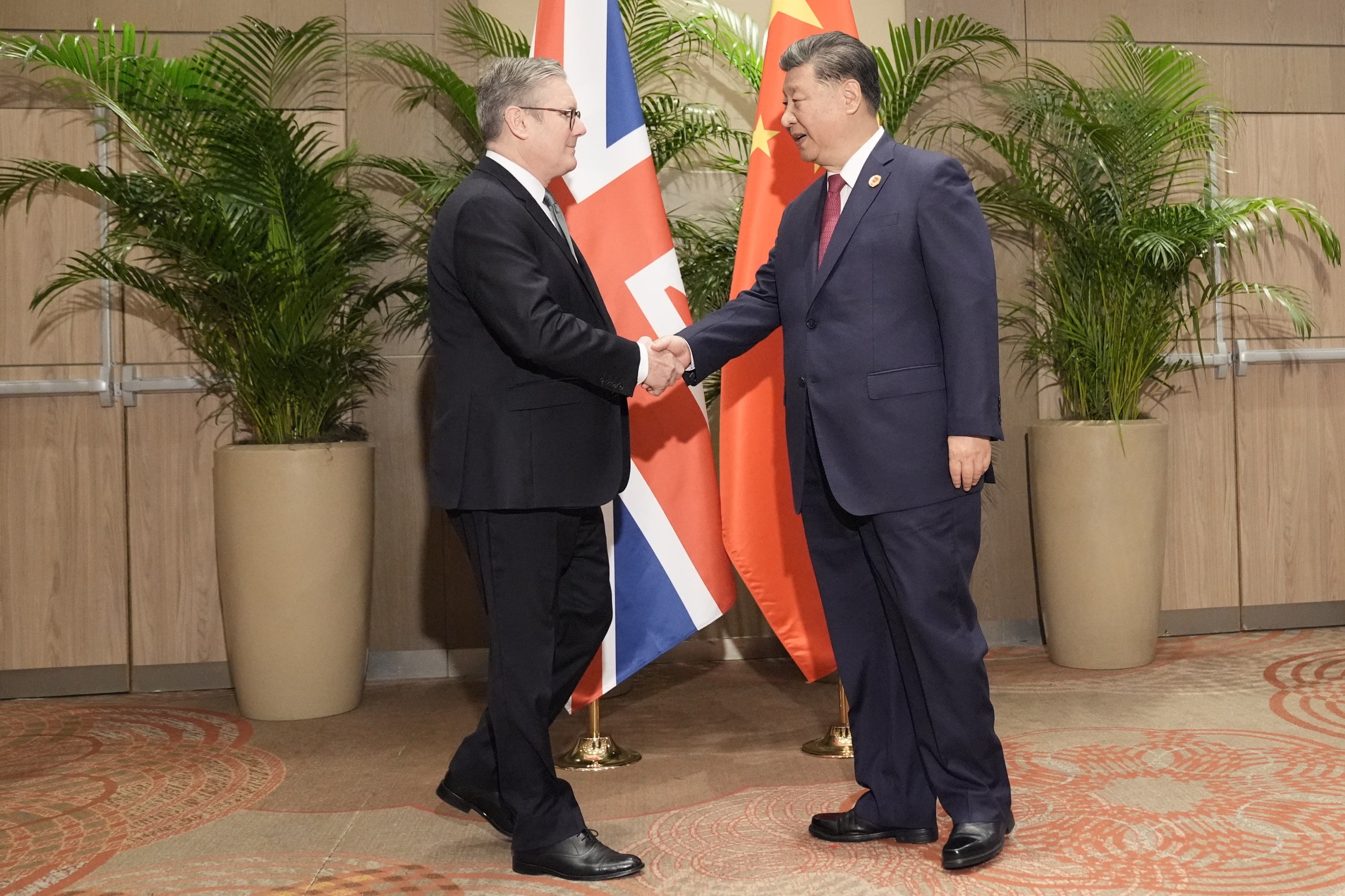 Presiden China Xi Jinping bertemu PM Inggris Keir Starmer di Beijing, Jumat (30/1/2026). (The Independent)