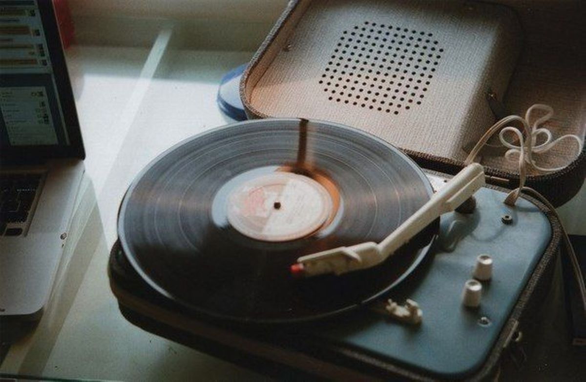 vinyl yang diputar dengan turntable (pinterest)