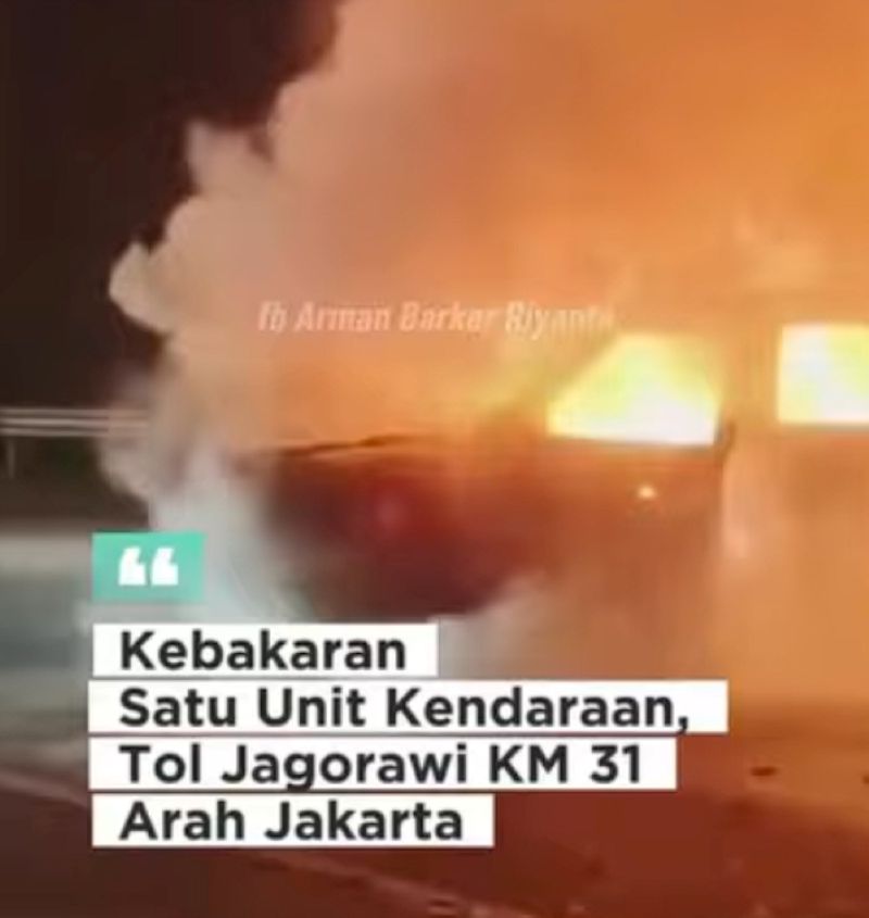 Mobil Jetour yang terbakar dalam insiden kecelakaan di KM 31 Tol Jagorawi arah Jakarta.
