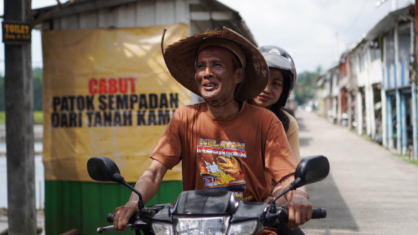 Cuplikan film Bunga-Bunga di Jala Ikan (A Mixed Blessing).