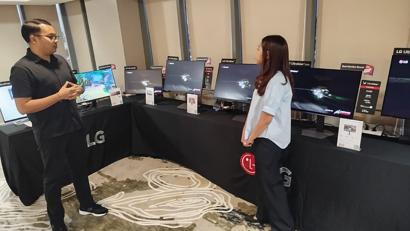 I Gede Prema Dipta menjelaskan monitor LG keluaran terbaru teknologi terkini.