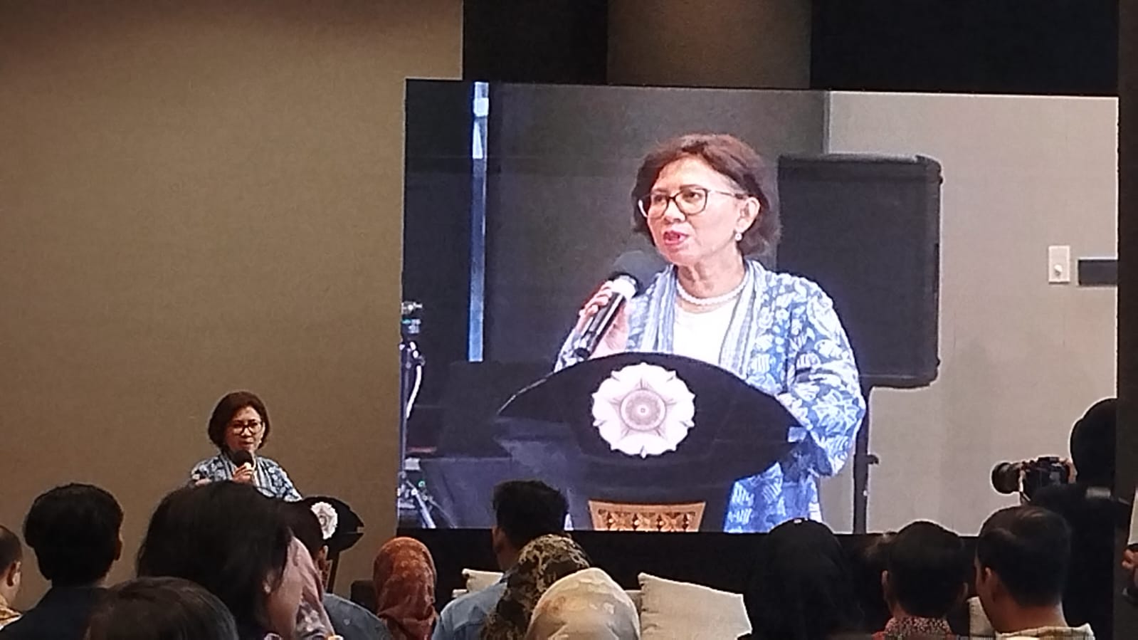 Rektor UGM Prof Ova Emilia menghadiri&nbsp;AI Literacy Summit Indonesia 2026 di Gelanggang Inovasi dan Kreativitas (GIK) UGM, Kamis (12/2/2026).