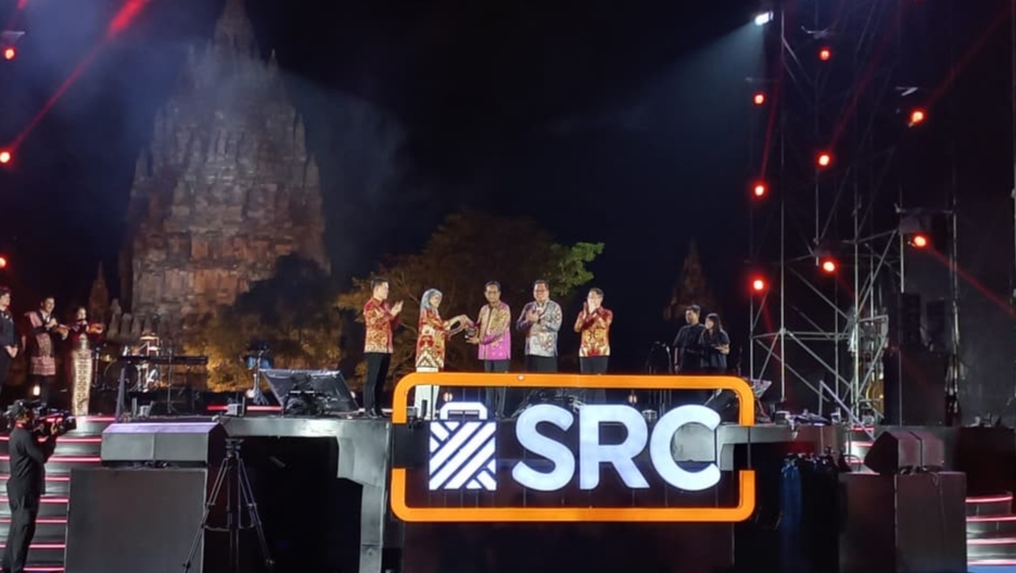 PESTA SRC 2026 : Direktur HM Sampoerna Tbk, Elvira Lianita saat memberikan plakat penghargaan kepada Gubernur DIY Sri Sultan Hamengku Buwono X di pelataran Candi Prambanan Rabu (11/2/2026).
