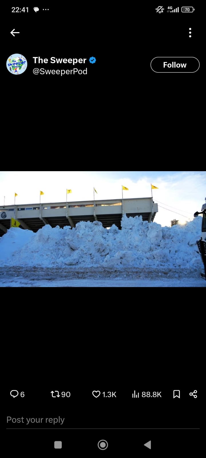 Klub sepak bola asal Lingkar Arktik, Bod&oslash;/Glimt, harus bekerja keras membersihkan 80 ton salju setinggi hingga lima meter di sekitar Aspmyra Stadion.