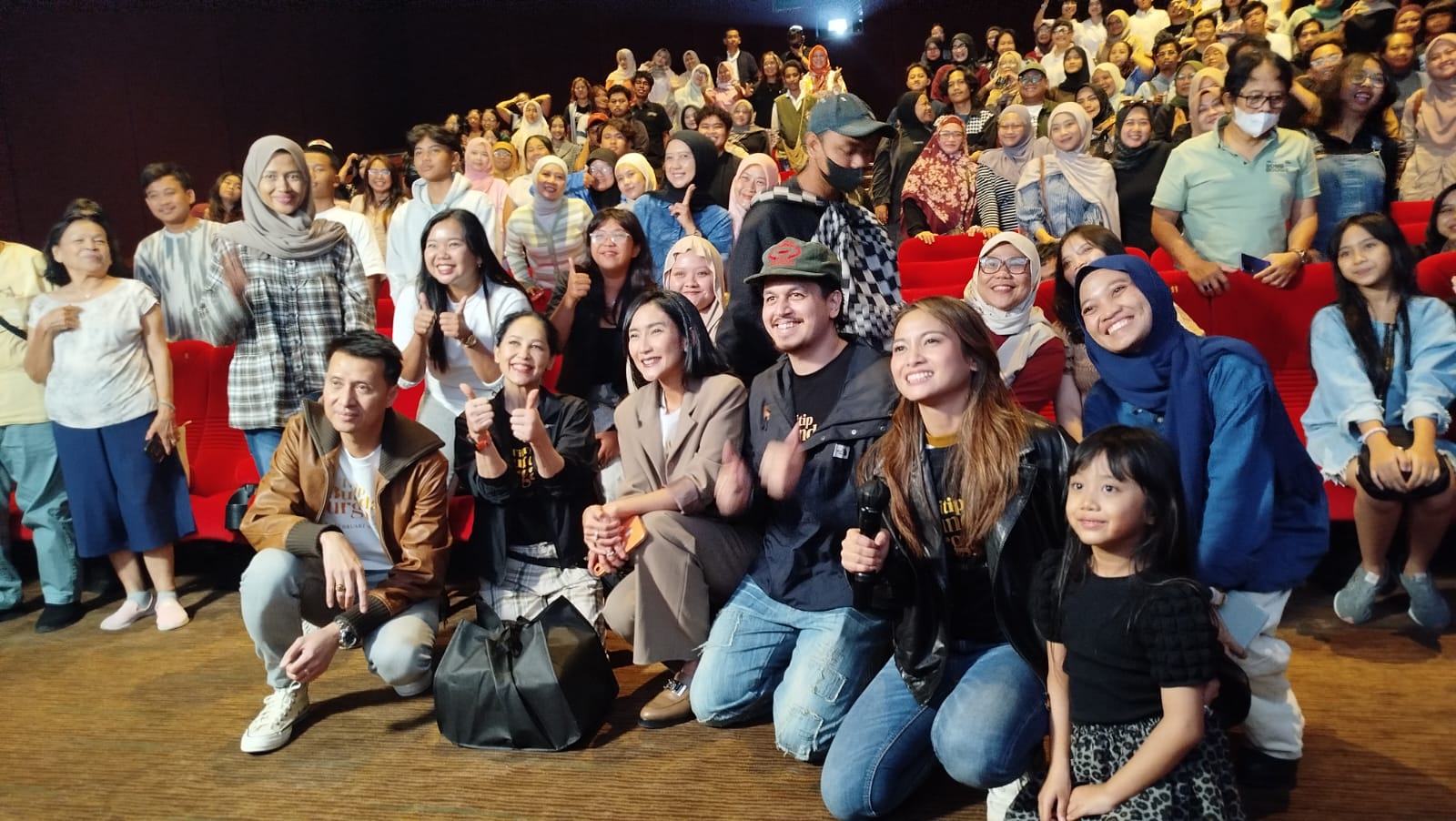 Meriam Belina, Acha Septriasa, Kevin Julio, Zora Vidyanata, serta Dono Indarto menyapa penonton Titip Bunda di Surga-Mu di Studio XXI Ambarrukmo Plaza, Sabtu (21/2/2026).