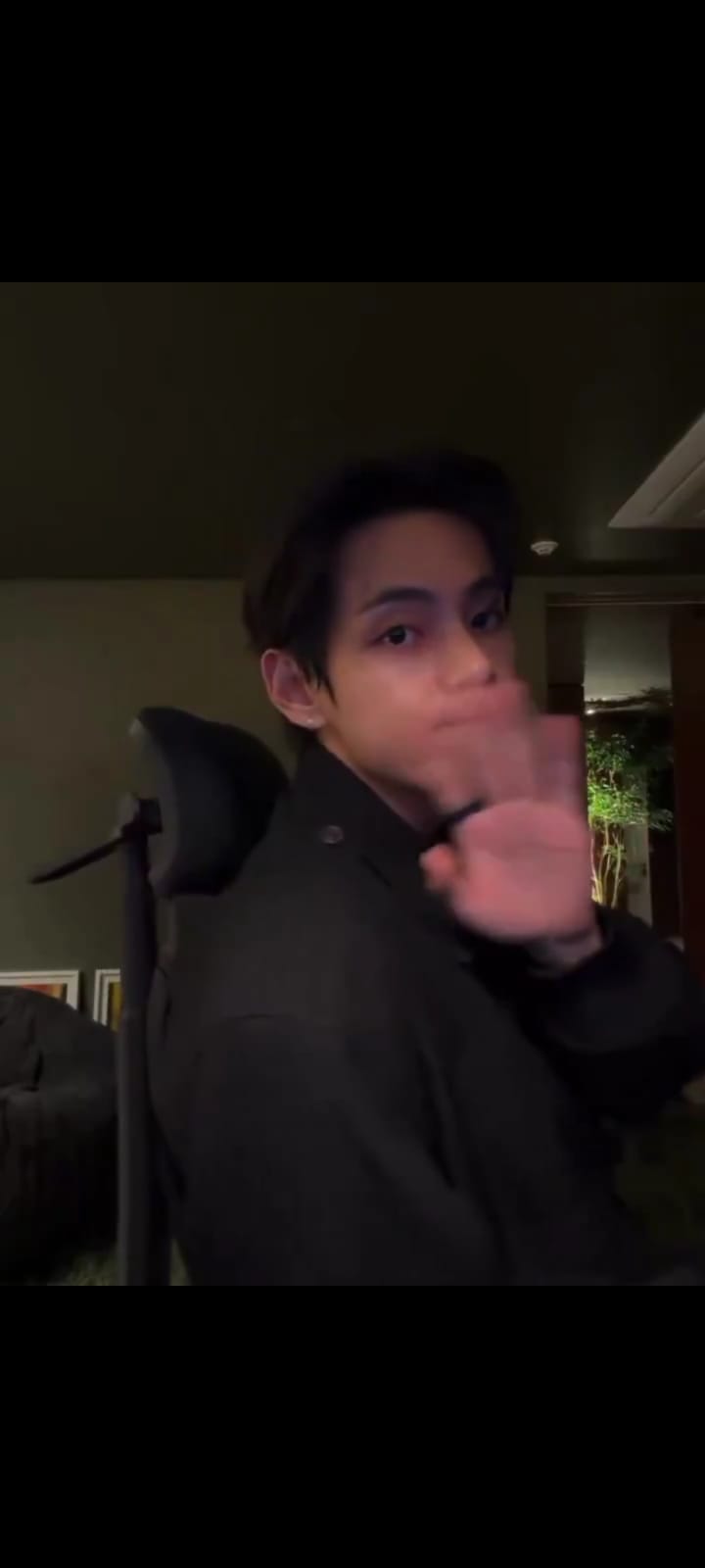Anggota BTS, Kim Taehyung atau yang akrab disapa V, melakukan Weverse Live pada Sabtu, 21 Februari 2026.