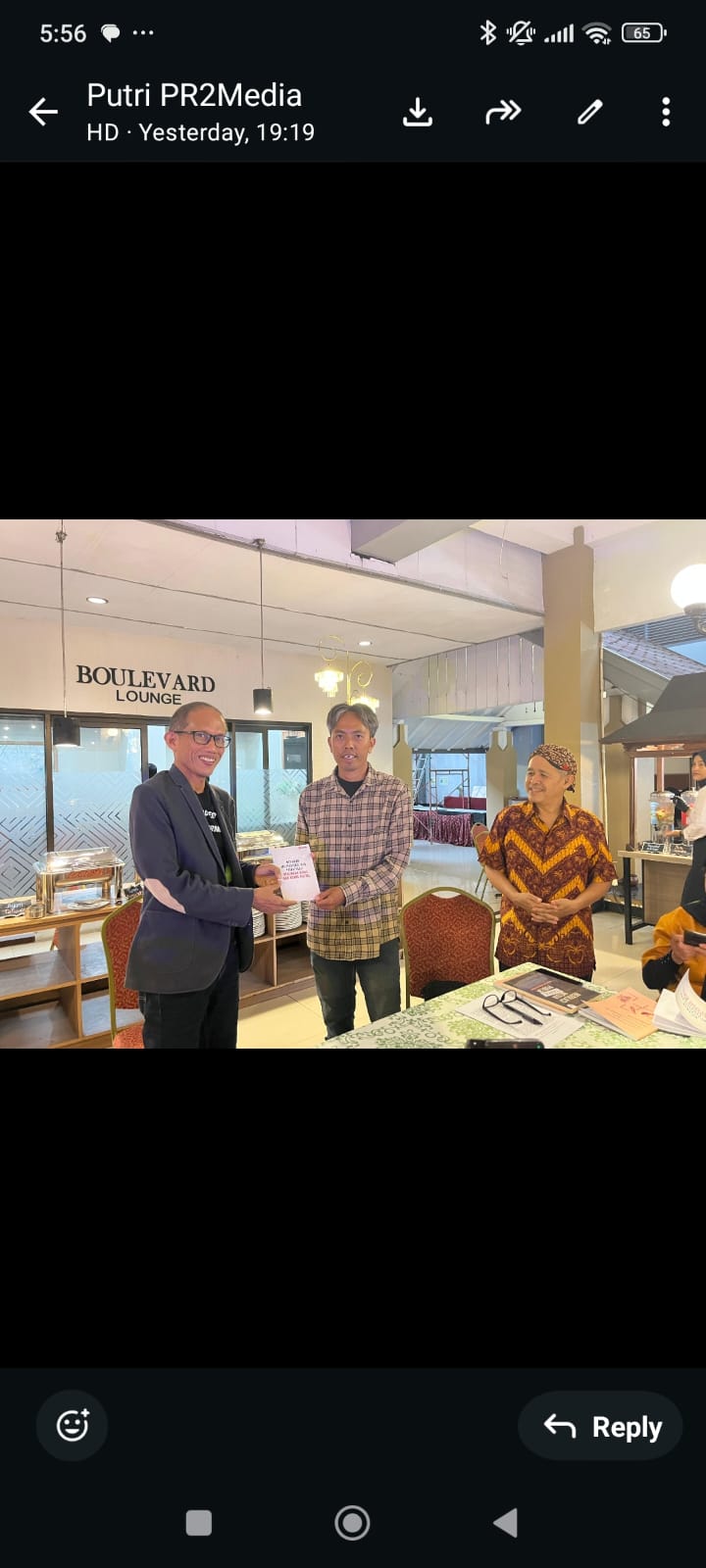 Ketua PR2Media, Masduki (kiri) saat peluncuran buku "Refleksi Awal Tahun 2026: Melawan Militerisasi dan Privatisasi Kebijakan Media dan Ruang Digital", di UC UGM, Sabtu (21/2 /2026).
