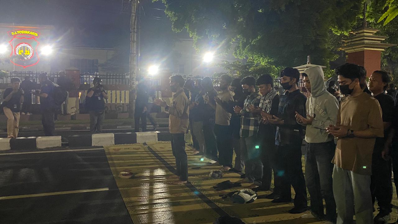 Pengunjuk rasa sempat menggelar salat ghoib di depan Mapolda DIY, Selasa malam (24/2/2026). 