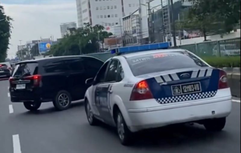 Mobil Plat D berjalan lawan arah di Gunung Sahari Jakarta Pusat.