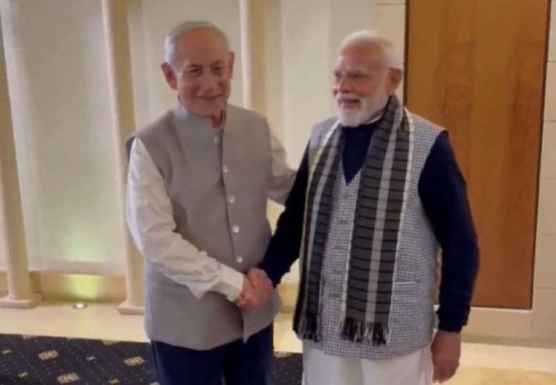 Netanyahu (kiri) saat menerima Modi.