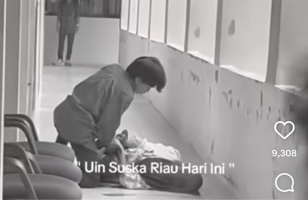 Seorang mahasiswi UIN Suska Riau bernama Farradhila Ayu Pramesti (23) nyaris tewas dibacok menggunakan kapak oleh teman seangkatan, Rehan Mujafar (21). 