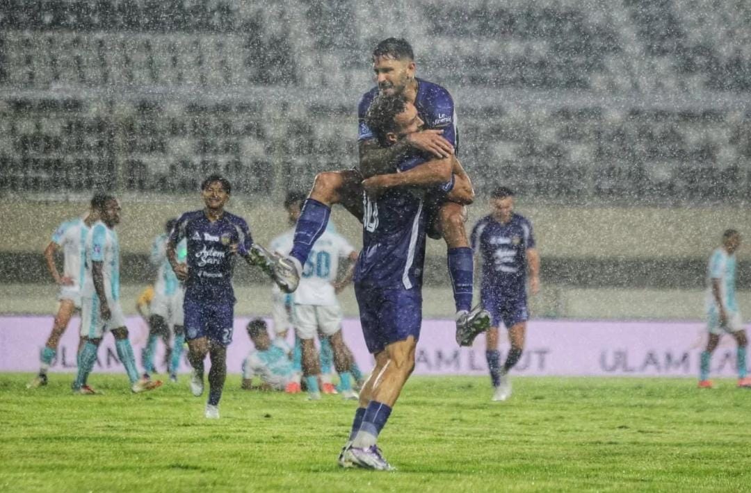 Fraco Ramos Mingo dan Ze Valente merayakan gol PSIM JOGJA. 