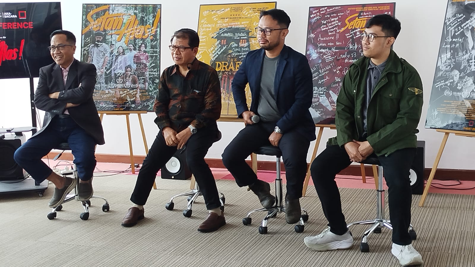 Dari kiri, Wiryanta, Agus Maryono, Yusron Fuadi, dan Andhika Rahmanu saat menjelaskan Setan Alas! di Sekolah Vokasi UGM, Selasa (3/3/2026).